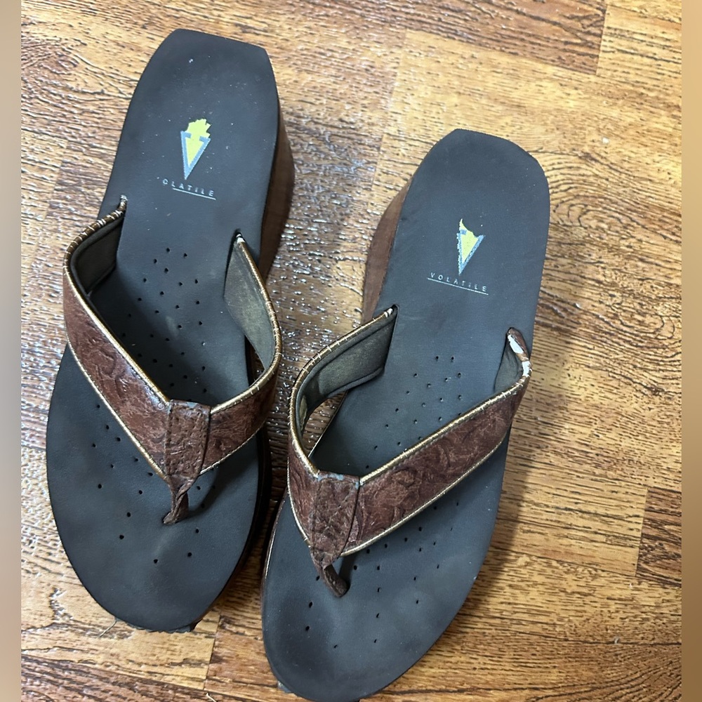 Volatile flip flops